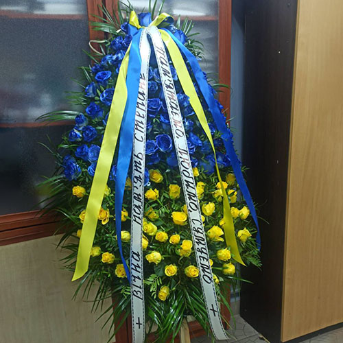 фото траурного венка из желтых и синих роз